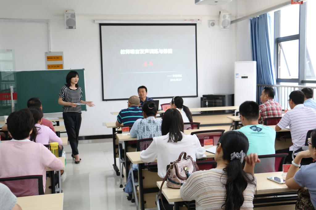 常主任主持会议