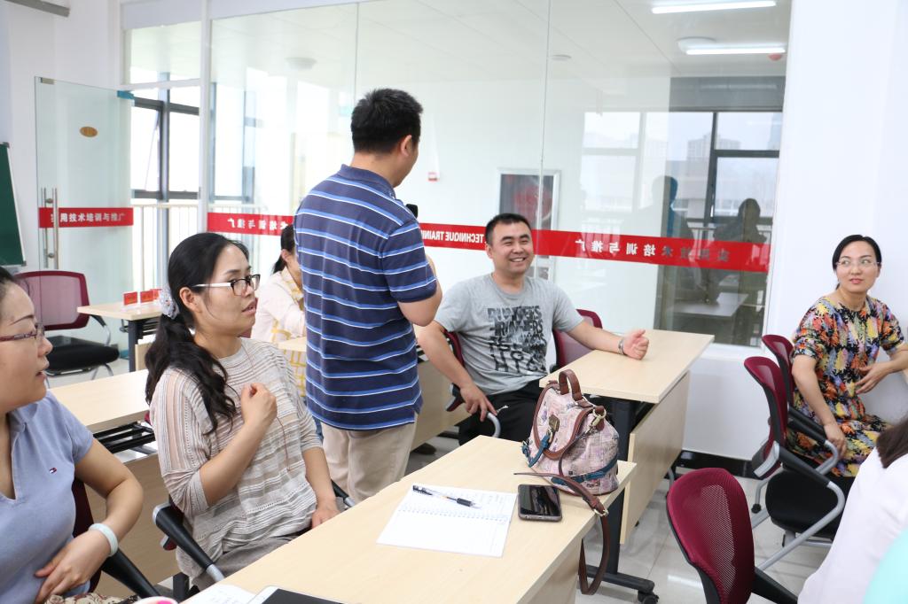 屈教授和同学们亲切交流